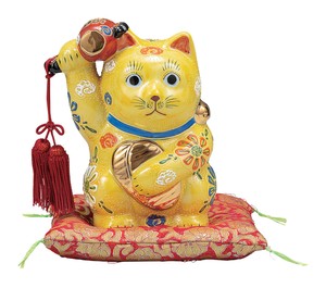日本の伝統工芸品【九谷焼】 6号小槌上げ小判招き猫 黄盛 布団付  (K9-1649) (K8-1521)