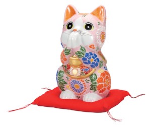 日本の伝統工芸品【九谷焼】 K8-1531 7号お祈り猫 ピンク盛 布団付