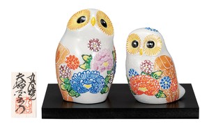 日本の伝統工芸品【九谷焼】 4号夫婦ふくろう 盛 台・立札付  (K9-1673) (K8-1580)