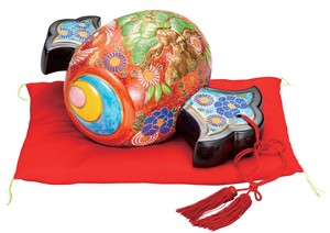 日本の伝統工芸品【九谷焼】 K8-1661 13号小槌 赤彩盛 房・布団付
