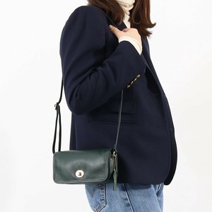 ★【COOCO】シュリンクレザーヒネリ金具横型ポシェット 斜めがけ スマホ　SALE　牛革