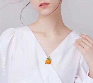 韓国ファッション ストロベリーボタン針  ブローチ キラキラ「2023新作」