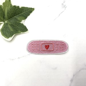 ブローチ　個性的　刺繍　絆創膏　ピンク　ハート
