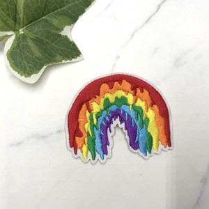 ブローチ　個性的　刺繍　虹　レインボー　カラフル