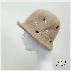 ウール100％帽子暖かい素材　クロッシェ　ハンド刺繍小花柄ビーズ刺しゅう