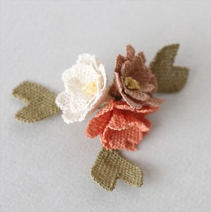 イーネ・オヤ　ブローチ<br>刺繍針で編むシルク糸のトルコ伝統レース ハンドメイド 三つの花 コサージュ