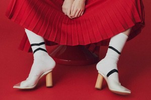 FAKUI　UNISEX/ASYMMETRY LINE SPORTS SOCKS　WHITE　ユニセックス/アシンメトリーラインスポーツソックス