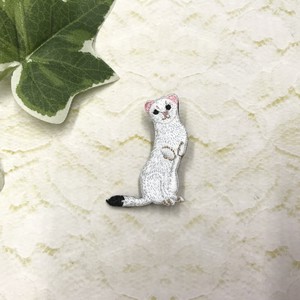 ブローチ　刺繍　アート　デザイン　アニマル　オコジョ　イタチ　猫