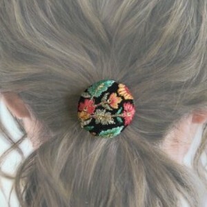 ヘアゴム【handmade】刺繍リボン・くるみボタン