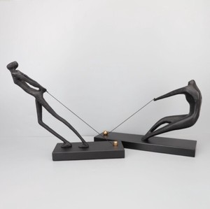 現代クリエイティブキャラクター彫刻 ロープ引き運動  置物  BQ2631