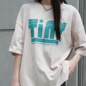 【2024年新作】TinyプリントTシャツ　トップス　ロゴ　文字　春　夏　SS　秋　カジュアル　大人　かわいい