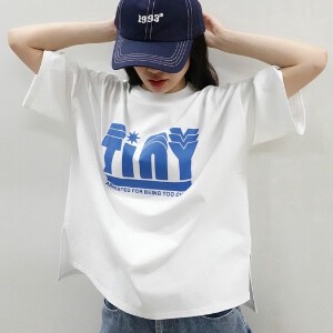 【2024年新作】TinyプリントTシャツ　トップス　ロゴ　文字　春　夏　SS　秋　カジュアル　大人　かわいい
