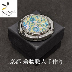 京都 着物職人手作り 和柄 バッグハンガー 白螺鈿 水色ダイヤ箔 菊唐草模様