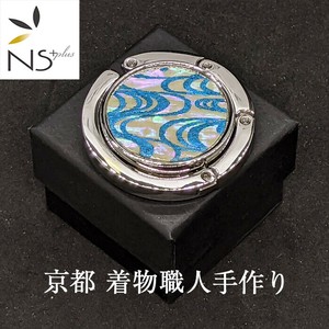 京都 着物職人手作り 和柄 バッグハンガー 白螺鈿 水色ダイヤ箔 観世水(かんぜみず)模様
