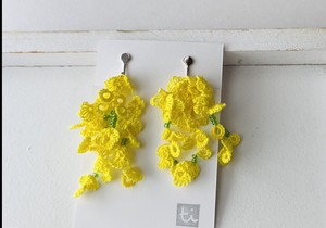黄色いお花(ミモザ)のイヤリング　ニッケルフリー　金属アレルギー対応