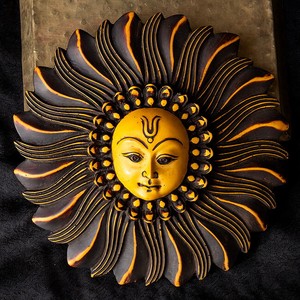 〔壁掛けタイプ〕インドの神様ウォールハンギング - 太陽神スーリヤ  [約18.5cm]