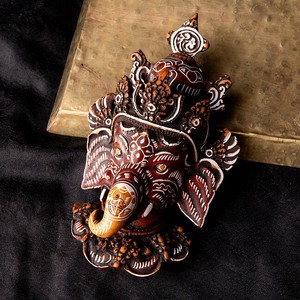 〔壁掛けタイプ〕手彫り模様のインドの神様ウォールハンギング - ガネーシャ  [約16.5cm×9.5cm]