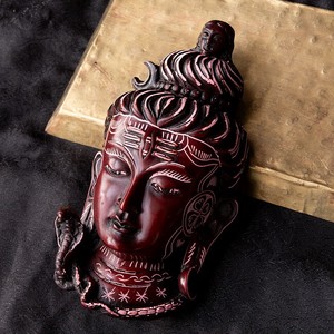 〔壁掛けタイプ〕手彫り模様のインドの神様ウォールハンギング - シヴァ [約16.5cm×8.5cm]