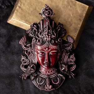 〔壁掛けタイプ〕手彫り模様のインドの神様ウォールハンギング - グリーン・ターラー 多羅菩薩  [約20.5cm