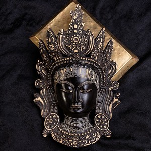 〔壁掛けタイプ〕手彫り模様のインドの神様ウォールハンギング - グリーン・ターラー 多羅菩薩  [約26.5cm