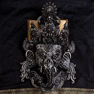 〔壁掛けタイプ〕手彫り模様のインドの神様ウォールハンギング - ガネーシャ  [約37.5cm×25cm × 13.5cm]