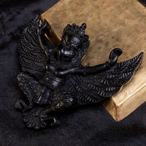〔壁掛けタイプ〕手彫り模様のインドの神様 ウォールハンギング - ガルーダ  [約13cm×15.5cm × 4.5cm]