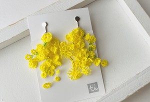 黄色いお花のイヤリング　ニッケルフリー　ミモザ