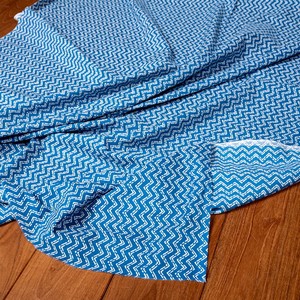 〔1m切り売り〕南インドのジグザグ模様　シェブロン・ストライプ布〔約106cm〕 - ブルー