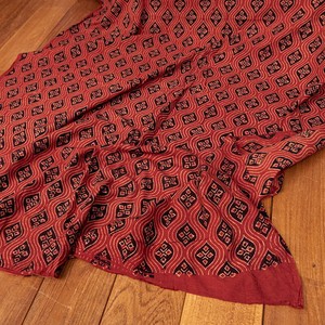 〔1m切り売り〕アジュラックプール村からやってきた　昔ながらの木版染め伝統模様布〔幅約112cm〕 - 赤系