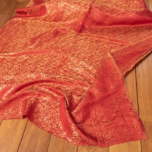 〔1m切り売り〕インドの伝統模様布　光沢感のあるブロケード生地に　美しい金糸の紋織　更紗〔幅約112cm〕