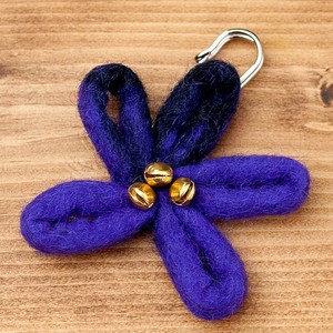 フェルトの大きなお花ブローチ　キルトピン - 青紫系×黒