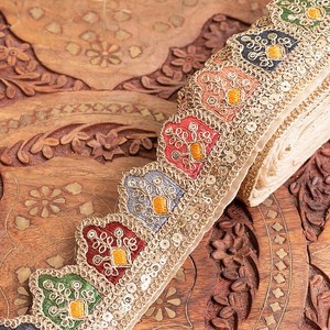 チロリアンテープ　メーター売 - 金糸が美しい　　更紗模様のゴーダ刺繍〔幅:約5.5cm〕 -お城の壁