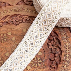 チロリアンテープ　メーター売 - 柔らかなコットンに金糸が美しい　　スパンコールとゴーダ刺繍〔幅:約3.5c