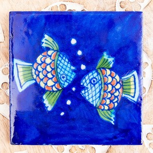 〔10cm×10cm〕ブルーポッタリー ジャイプール陶器の正方形デコレーションタイル 2匹のお魚