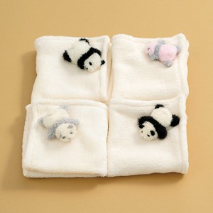 毛布の上で寝かせられている 赤ちゃんパンダのハンカチ
