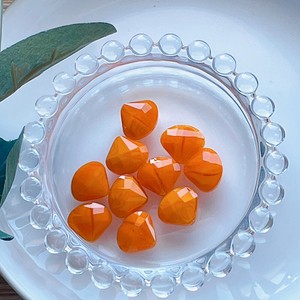 【アクセサリーパーツ】【596-J1】 ガラスドロップビーズ　オレンジ　15×13mm