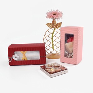 シンプルデザイン　窓付きギフトボックス　組み立て式　ピンク　レッド　2種類　梱包資材　洋服　コスメ