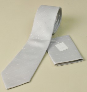 【慶事用】光沢のあるシルバーグレーのネクタイ（大剣巾8cm）＆チーフ付き：シルク100％