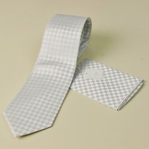 【慶事用】光沢のあるシルバーグレーのネクタイ（大剣巾8cm）＆チーフ付き：シルク100％