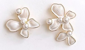 Pierced Earrings Resin Post Pearl Design Earrings Asymmetrical