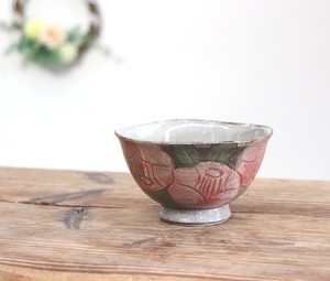 益子焼　変形茶碗　小　椿彫り　赤