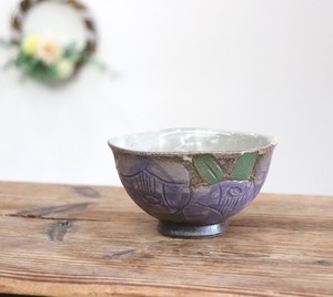 益子焼　変形茶碗　中　椿彫り　青