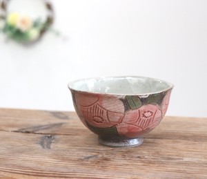 益子焼　変形茶碗　中　椿彫り　赤