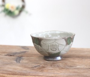 益子焼　変形茶碗　中　椿彫り　白