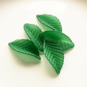 【アクセサリーパーツ】【652-L1】 　リーフデザインマット　アクリルパーツ 　グリーン　35×17mm