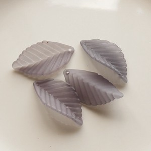 【アクセサリーパーツ】【653-L1】 　リーフデザインマット　アクリルパーツ 　グレー　35×17mm