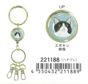 【2024年春夏新作】【キーホルダー】【ネコ雑貨】長く伸びるリールチャーム　ねこシリーズ　ハチワレ