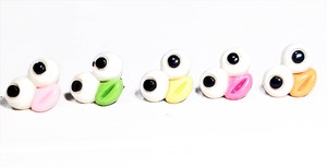 目と口だけのピンバッジ！【PVC立体PINS】