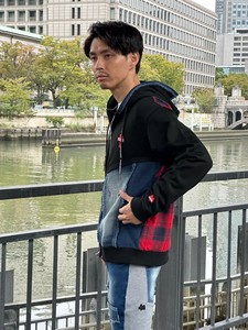 【ユニセックス】45808【LUXE/R】デニムリメイク貼り付け　スウェットパーカー（RMS）