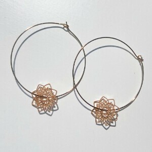 【Cheravir】K10YG 透かし 花 フープピアス